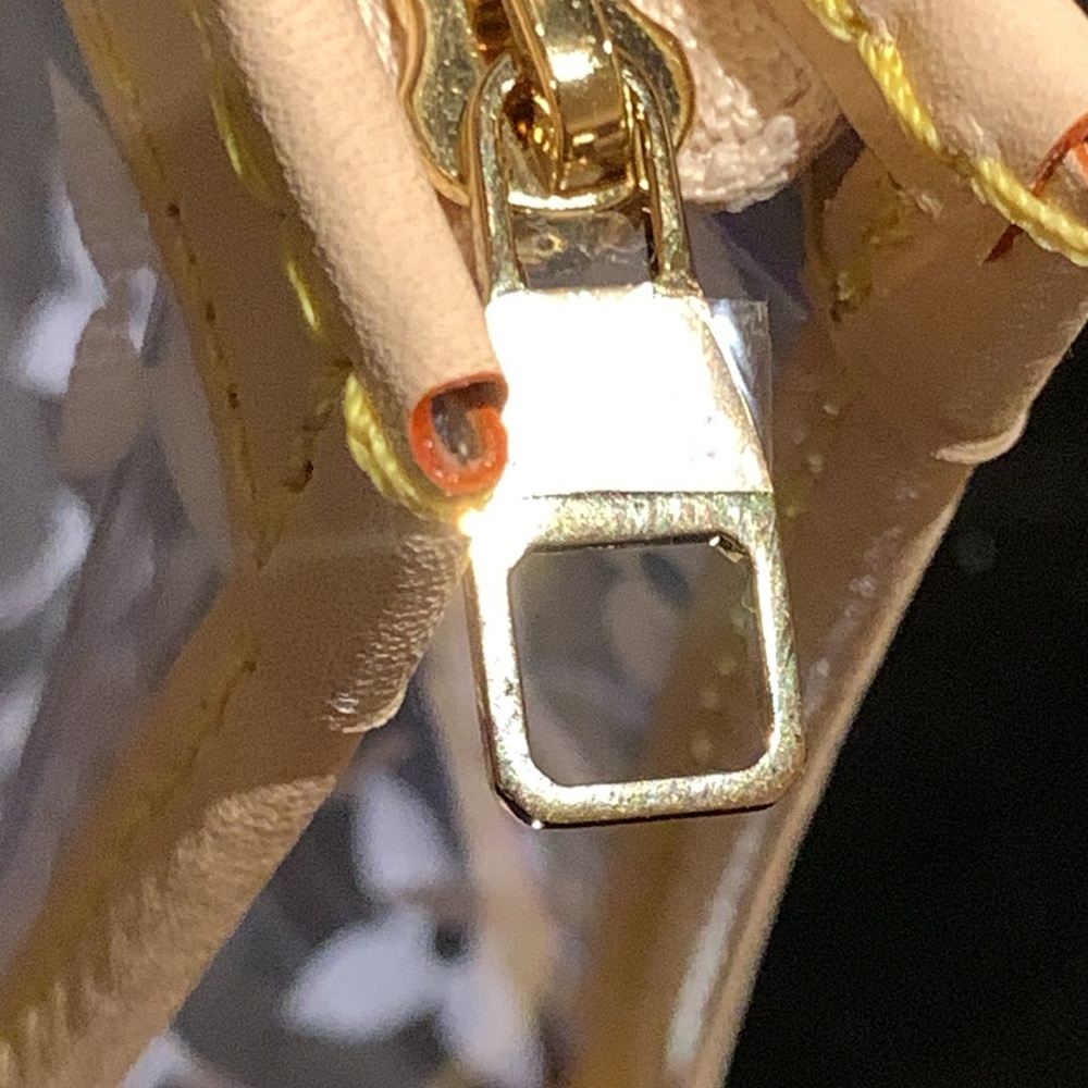 Absolutely stunning rare clear cosmetic Louis Vuitton case with LV logo,limited - Picture 7 of 17